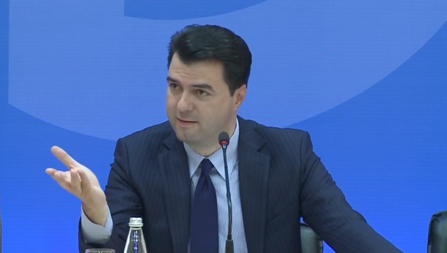 Basha sulmon rëndë mediat: Janë bërë vegla qorre të Ramës, do t’iu nxjerrim nga bataku kur të vijmë në pushtet Basha sulmon rëndë mediat: Janë bërë vegla qorre të Ramës, do t’iu nxjerrim nga bataku kur të vijmë në pushtet