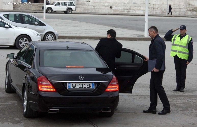 “Njëshi” Basha nis avazin e aventurave në makinë (Video) “Njëshi” Basha nis avazin e aventurave në makinë (Video)