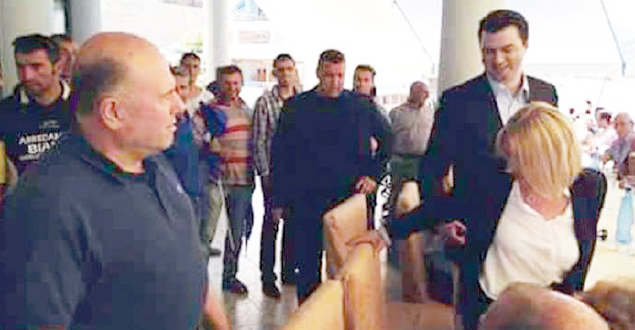 Zgjedhjet lokale: Dy politikanët shpallin kandidaturat për kryetar bashkie Zgjedhjet lokale: Dy politikanët shpallin kandidaturat për kryetar bashkie