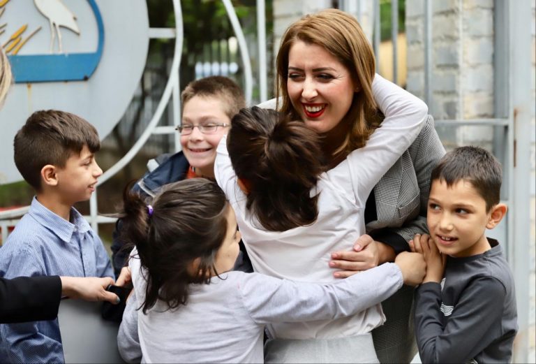 “Dita e Jetimëve”, Manastirliu: Kthehen në familje 42 fëmijë, 92 fëmijë janë vendosur në kujdestari brenda rrethit familjar dhe 25 fëmijë janë birësuar “Dita e Jetimëve”, Manastirliu: Kthehen në familje 42 fëmijë, 92 fëmijë janë vendosur në kujdestari brenda rrethit familjar dhe 25 fëmijë janë birësuar