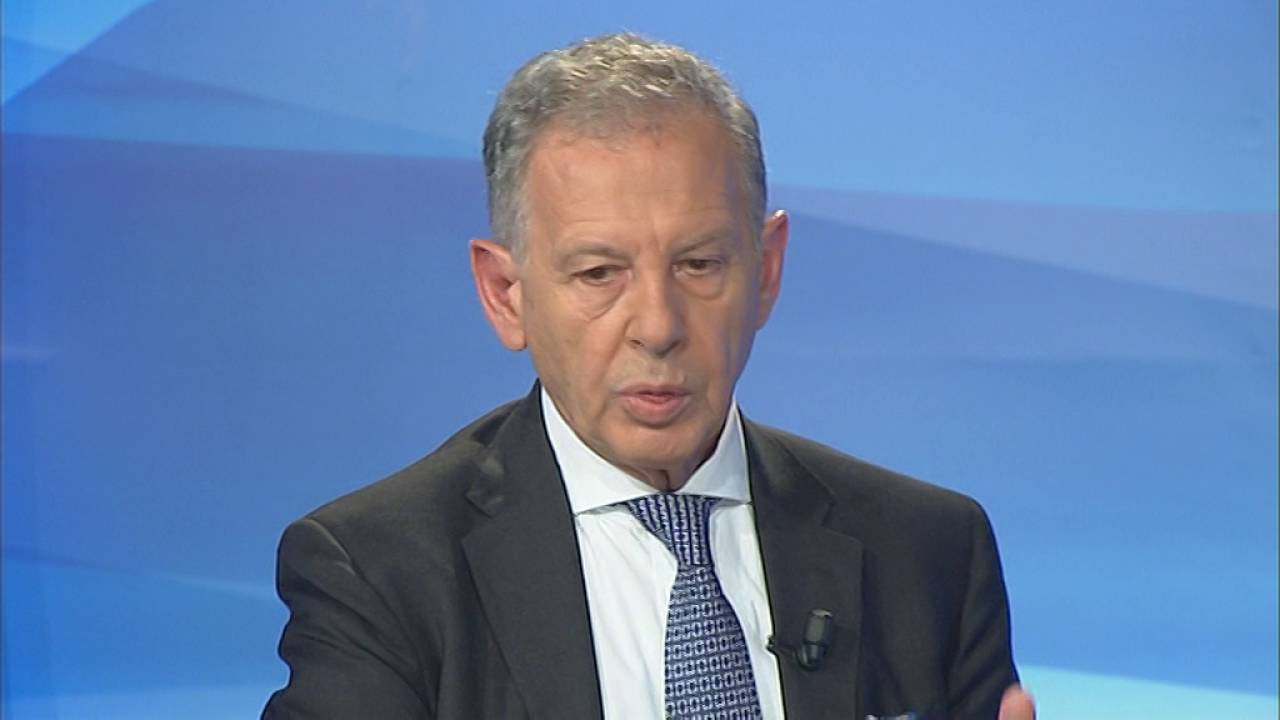 Fatos Klosi përplaset ashpër me diplomatin: “Në 3 ministri ka bërë gjëmën”