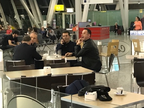 FOTOT/ Fatmir Mediu pasi bëri “qeverinë” në Tiranë, niset drejt Londrës me Aldo Bumçin FOTOT/ Fatmir Mediu pasi bëri “qeverinë” në Tiranë, niset drejt Londrës me Aldo Bumçin