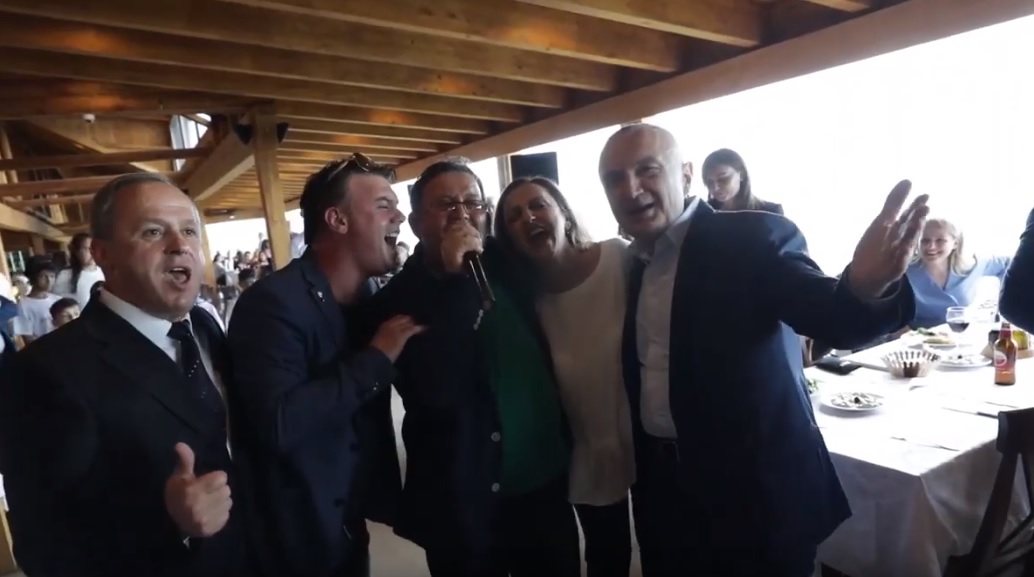 Artistë të nëpërkëmbur e për bukën e gojës, që presin dekorata “tunxhi” nga “floriri” i Presdencës Artistë të nëpërkëmbur e për bukën e gojës, që presin dekorata “tunxhi” nga “floriri” i Presdencës