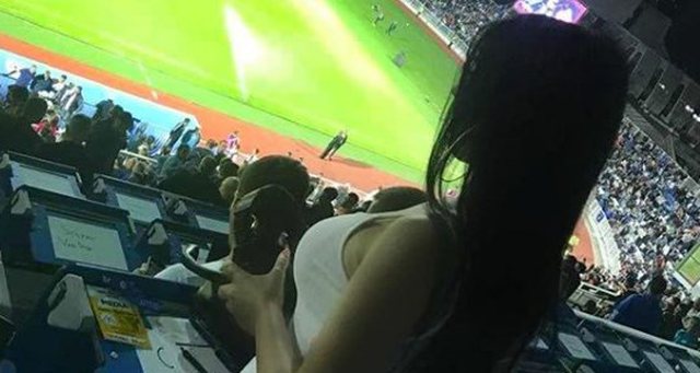 “O idiot”, komentatorja shqiptare harron mikrofonin hapur “O idiot”, komentatorja shqiptare harron mikrofonin hapur