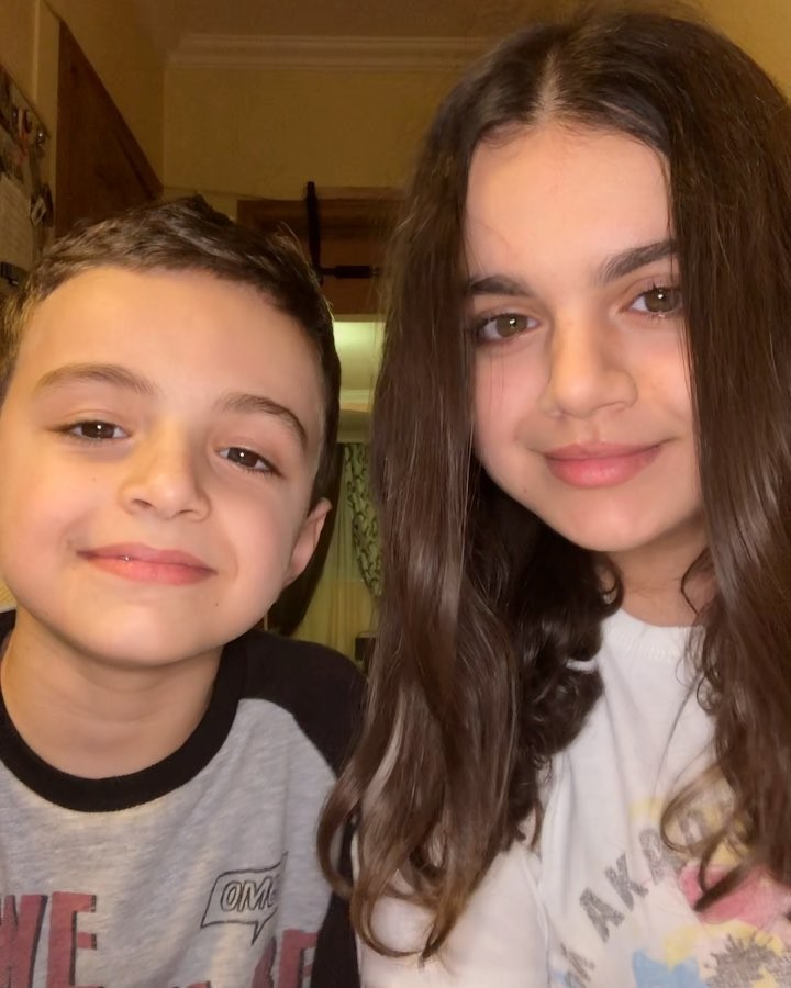 Vajza e vogël ruse këndon shqip bashkë me vëllanë, marrin 3 milionë klikime (Video)