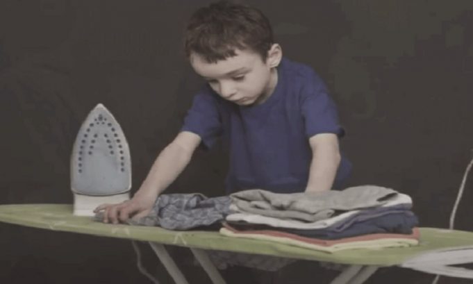 Ja si më rriti nëna ime mua: “M’u desh të mësoja të hekurosja këmisha që në shkollë fillore” Ja si më rriti nëna ime mua: “M’u desh të mësoja të hekurosja këmisha që në shkollë fillore”