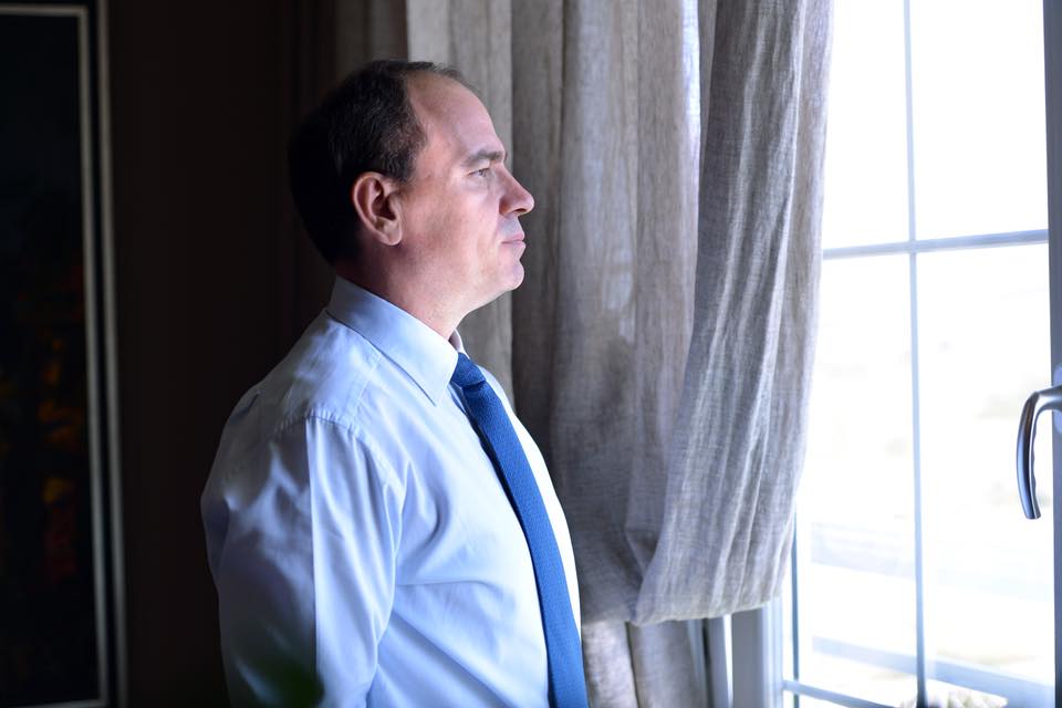 Kapterr Jari në andropauzë gjen kohë për shakara: Rama të jap dorëheqjen si kryeministër, pastaj të ulet e të dialogoj me Lulin si kryetar partie