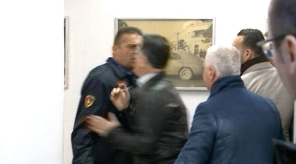 6 ish-deputetët thirren në Prokurori, Alibeja deklaratë të fortë: Dy duar për një kokë, shqiptarët… 6 ish-deputetët thirren në Prokurori, Alibeja deklaratë të fortë: Dy duar për një kokë, shqiptarët…