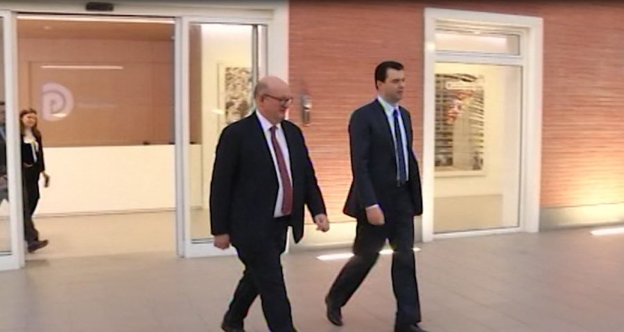 Zbardhen detajet e bisedës së ambasadorit britanik në zyrën e Bashës Zbardhen detajet e bisedës së ambasadorit britanik në zyrën e Bashës