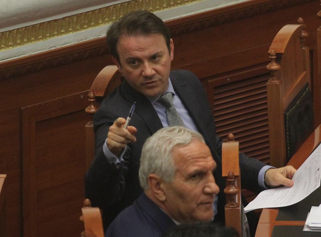 Sulmoi me bojë deputetin Ralf Gjoni, a.rrestohet i riu Sulmoi me bojë deputetin Ralf Gjoni, a.rrestohet i riu