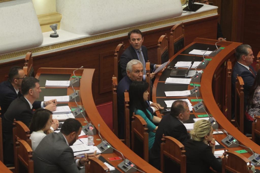 Një tjetër deputet që ka probleme me rregullat gjuhësore/ tenton të nderojë Çerciz Topullin, por lë nam me postimin Një tjetër deputet që ka probleme me rregullat gjuhësore/ tenton të nderojë Çerciz Topullin, por lë nam me postimin