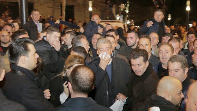 Qytetarët “pështyjnë sonambulin e protestës” Sali dhe i nxjerrin faktet e rënda: Jep llogari për nënat që ke veshur me të zeza Qytetarët “pështyjnë sonambulin e protestës” Sali dhe i nxjerrin faktet e rënda: Jep llogari për nënat që ke veshur me të zeza