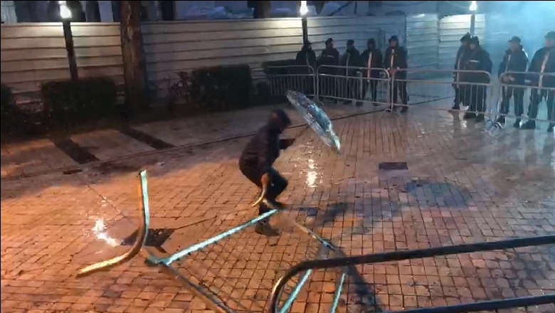 VIDEO/ Protestuesit hedhin kapsolla dhe rrëzojnë gardhin metalik para Parlamentit VIDEO/ Protestuesit hedhin kapsolla dhe rrëzojnë gardhin metalik para Parlamentit