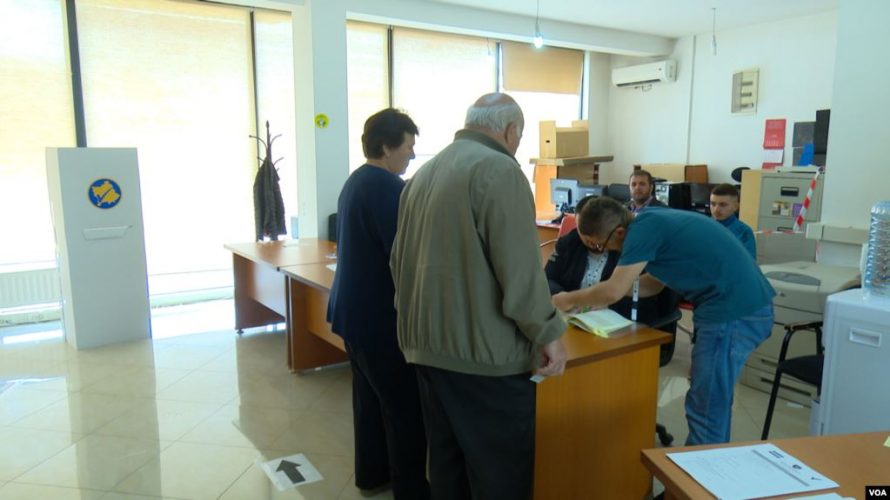 Përfunduan zgjedhjet e jashtëzakonshme në veriun e Kosovës Përfunduan zgjedhjet e jashtëzakonshme në veriun e Kosovës
