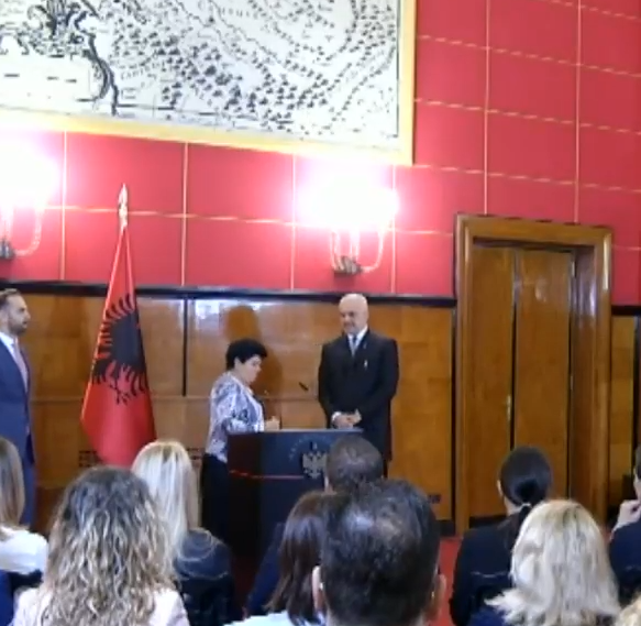 Pensionistja “skuq” Ramën: Nuk vdes jo mo jo Shqipëria se ka akoma burra! Pensionistja “skuq” Ramën: Nuk vdes jo mo jo Shqipëria se ka akoma burra!