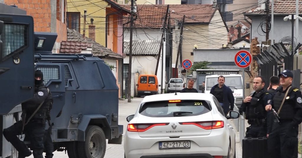 Situata dramatike në veri të Kosovës, 4 policë të p.lagosur dhe 13 të a.rrestuar gjatë aksionit kundër personave të dyshuar për k.rim dhe korrupsion Situata dramatike në veri të Kosovës, 4 policë të p.lagosur dhe 13 të a.rrestuar gjatë aksionit kundër personave të dyshuar për k.rim dhe korrupsion