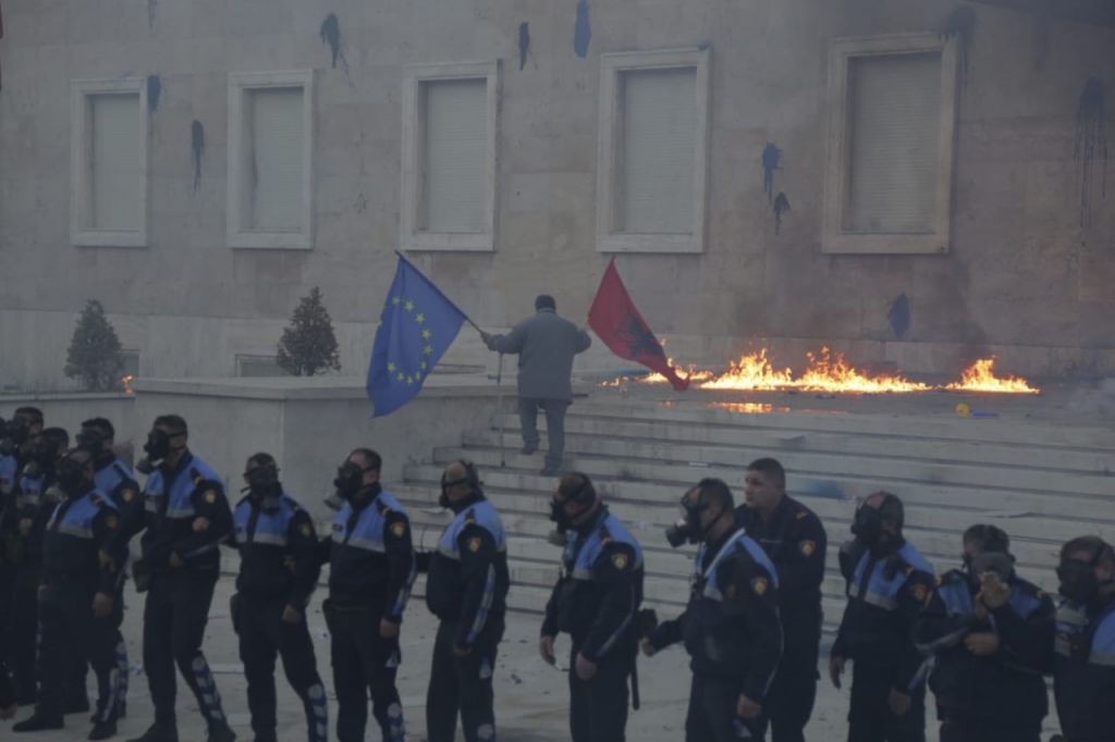 Aleatët e vetmuar të Bashës i vejnë kushte Ramës: Zgjedhjet të shtyhen për vjeshtë, ndryshe ke për të parë Aleatët e vetmuar të Bashës i vejnë kushte Ramës: Zgjedhjet të shtyhen për vjeshtë, ndryshe ke për të parë