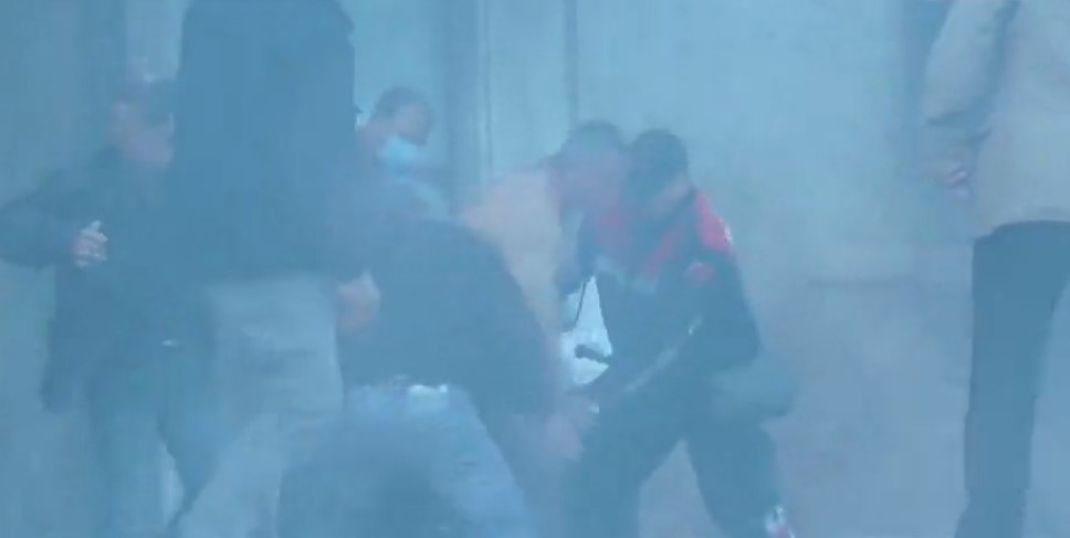 Momenti kur protestuesi për pak merr flakë nga b.omba molotov… si e ndihmuan policët e sulmuar
