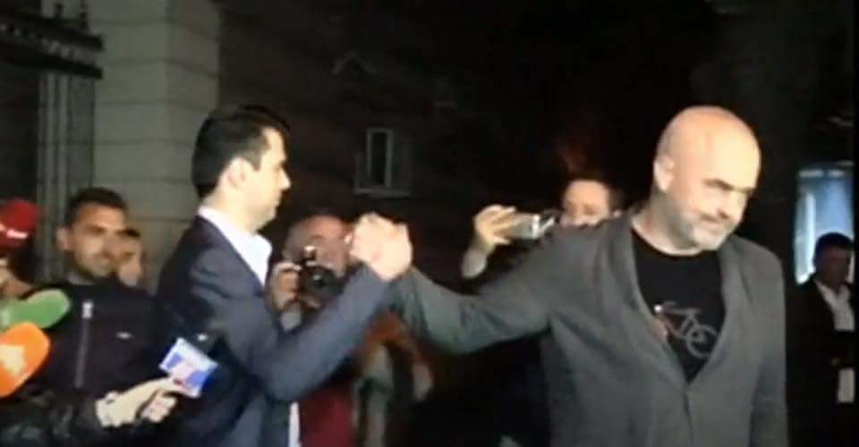 Rama nis bashkëqeverisjen me Bashën, i jep kreun e Hetimit Tatimor. “Sfidohen” Berisha e Kryemadhi Rama nis bashkëqeverisjen me Bashën, i jep kreun e Hetimit Tatimor. “Sfidohen” Berisha e Kryemadhi