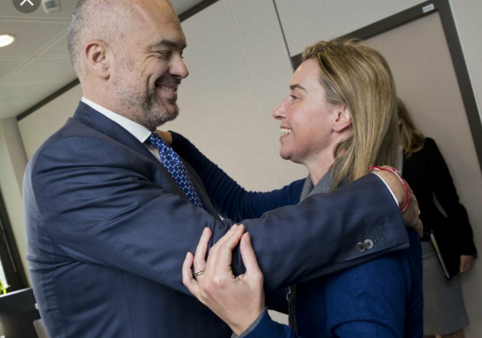 A është “doktorreshë” Moni xhelozi për Mogherinin?! Mogi puthet me Ramën në buzë se i bashkon dashuria ruse!