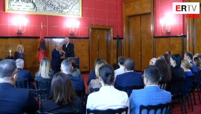 “Ta mbrojmë, ta duam, të votojmë për qeverinë”! Rama: Ulu, se këtu nuk jemi për… “Ta mbrojmë, ta duam, të votojmë për qeverinë”! Rama: Ulu, se këtu nuk jemi për…