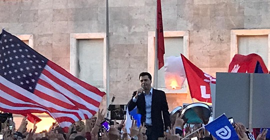 “I riu Lulzim” me flokë të lyer! Fotografi italian nxjerr “sekretin” në lidhje me pamjen e Bashës (Foto) “I riu Lulzim” me flokë të lyer! Fotografi italian nxjerr “sekretin” në lidhje me pamjen e Bashës (Foto)