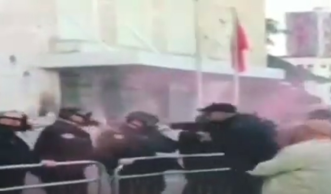 EKSKLUZIVE/ Dalin pamjet filmike të sekretarit të PD Sait Dollapi, kur k.ërcënon dhe godet policët me mjete të forta EKSKLUZIVE/ Dalin pamjet filmike të sekretarit të PD Sait Dollapi, kur k.ërcënon dhe godet policët me mjete të forta