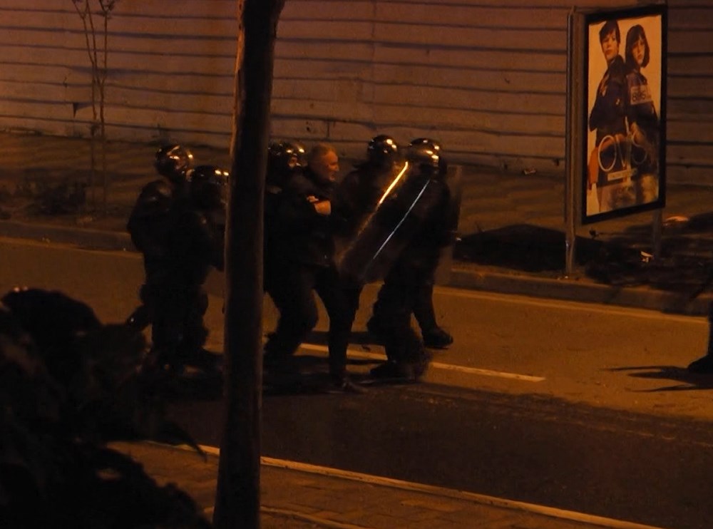 VIDEO/ Forcat Speciale a.rrestojnë në flagrancë Sait Dollapin tek Parlamenti, Albana Vokshi kërkon ish-zyrtarin e PD-së me fjalor rruge