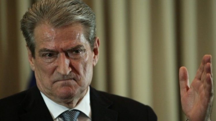 Qytetarët shpërthejnë në ofendime ndaj Berishës: “O Sal mos bëj pyetje si skuth, po je burrë prano vettingun!” Qytetarët shpërthejnë në ofendime ndaj Berishës: “O Sal mos bëj pyetje si skuth, po je burrë prano vettingun!”