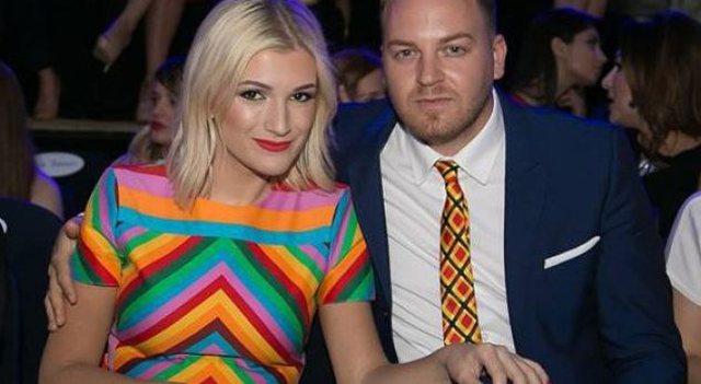 Foto/ A do bëhet xheloz Ledioni kur të shoh fotot e Sarës duke puthur në buzë djalin… Foto/ A do bëhet xheloz Ledioni kur të shoh fotot e Sarës duke puthur në buzë djalin…