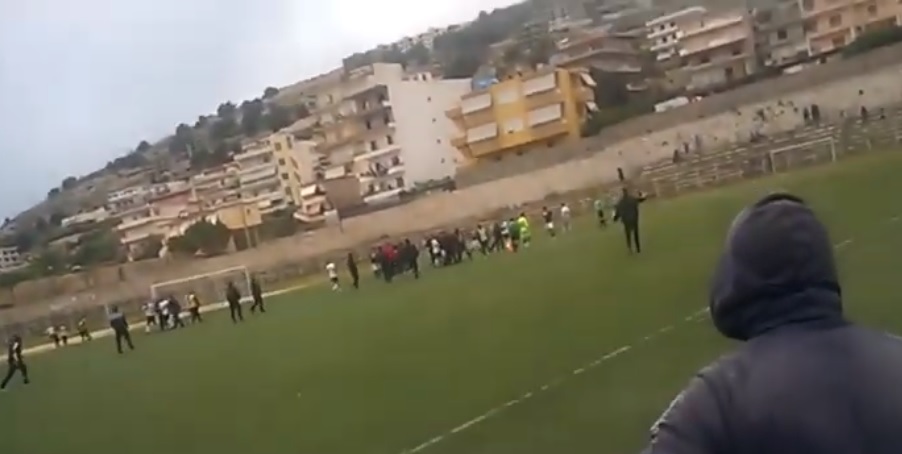 VIDEO/ Rikthehen grushtet e shkelmat në futbollin shqiptar edhe pas ashpërsimit të Kodit Penal VIDEO/ Rikthehen grushtet e shkelmat në futbollin shqiptar edhe pas ashpërsimit të Kodit Penal