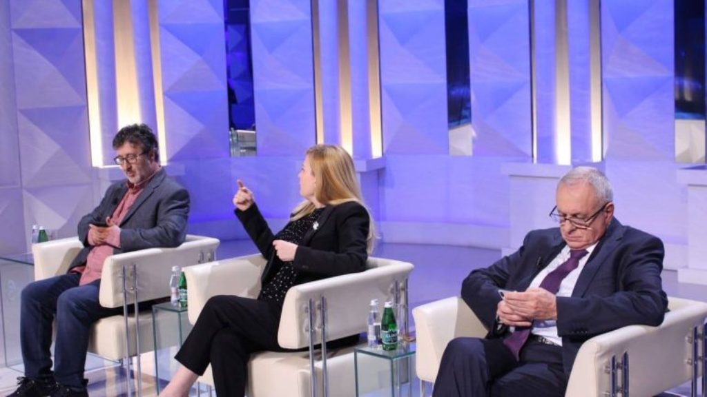 VIDEO/ Shikoni kush e mbron çeshtjen çame! Mesila Doda “çamja” nga Kalaja e Dodës sulmon Baton Haxhiut në studio: Horr, të gjuaj me shishe! VIDEO/ Shikoni kush e mbron çeshtjen çame! Mesila Doda “çamja” nga Kalaja e Dodës sulmon Baton Haxhiut në studio: Horr, të gjuaj me shishe!