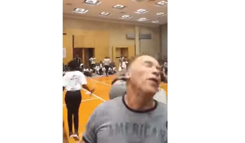 VIDEO/ Arnold Schwarzenegger goditet d.hunshëm gjatë një lidhje live VIDEO/ Arnold Schwarzenegger goditet d.hunshëm gjatë një lidhje live