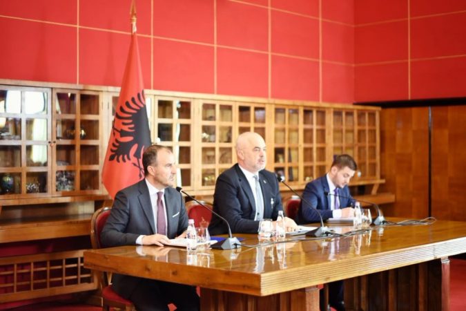 Rama: KE ‘ferri’ që ‘shëroi’ dhimbjet nga ata që i bien në qafë Shqipërisë! Soreca: Negociata pa kushte Rama: KE ‘ferri’ që ‘shëroi’ dhimbjet nga ata që i bien në qafë Shqipërisë! Soreca: Negociata pa kushte