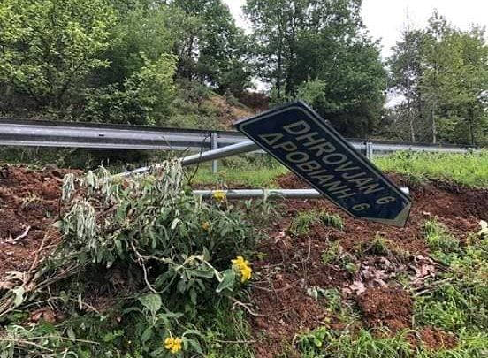 FOTO/ Rikthehen tensionet në jug të vendit, ekstremistët grekë heqin tabelat në gjuhën shqipe FOTO/ Rikthehen tensionet në jug të vendit, ekstremistët grekë heqin tabelat në gjuhën shqipe