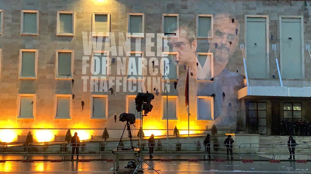 FOTO/ Shfrenon fantazinë Basha, e nis me videomesazhe pastaj shfrenon epshin me zjarr dhe tym FOTO/ Shfrenon fantazinë Basha, e nis me videomesazhe pastaj shfrenon epshin me zjarr dhe tym