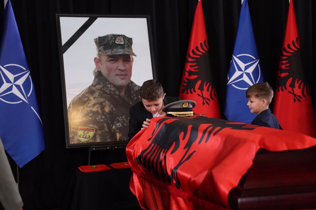 Shqipes i mungojnë dy flatra… Shqipes i mungojnë dy flatra…