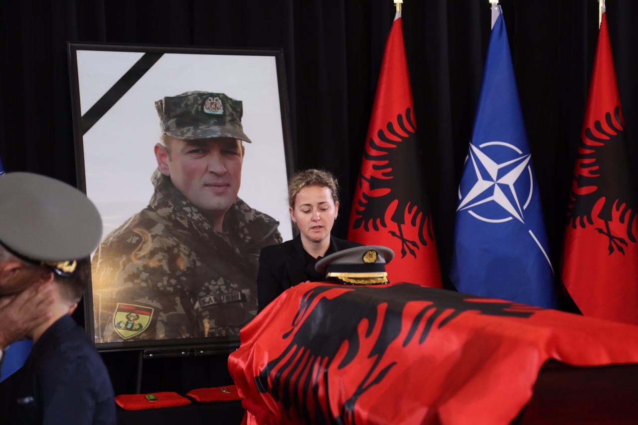 I mbijetoi shpërthimit në Letoni, rreshteri bën gjestin prekës në ceremoninë e majorit Klodian Tanushi