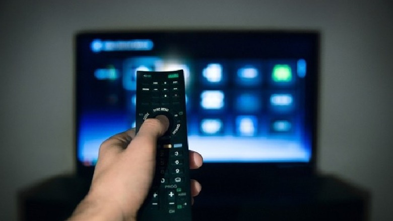 Televizioni po plaket, të rinjtë informohen përmes rrjeteve sociale Televizioni po plaket, të rinjtë informohen përmes rrjeteve sociale