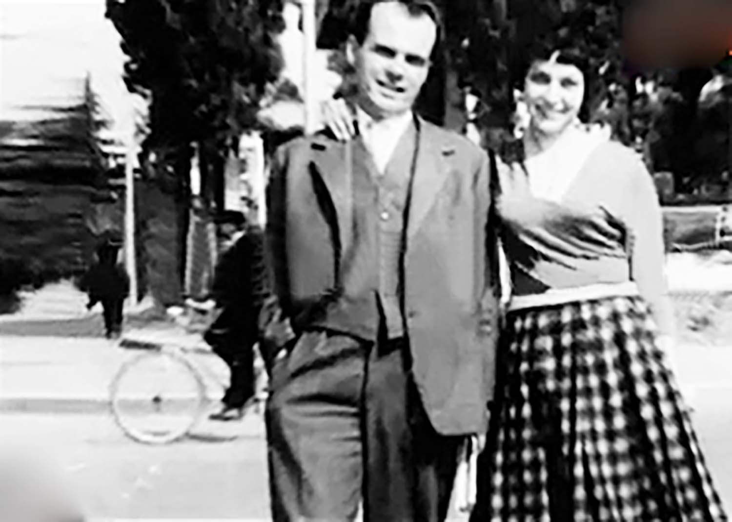 E bukra Edi Luarasi jeta dhe vendi i saj në kinematografi dhe skenën shqiptare (Foto) E bukra Edi Luarasi jeta dhe vendi i saj në kinematografi dhe skenën shqiptare (Foto)