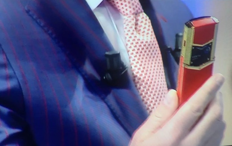 Nga lëkura e viçit dhe hardhucës tek ekrani me safir, çmenduritë e celularit të Kujtim Gjuzit Nga lëkura e viçit dhe hardhucës tek ekrani me safir, çmenduritë e celularit të Kujtim Gjuzit