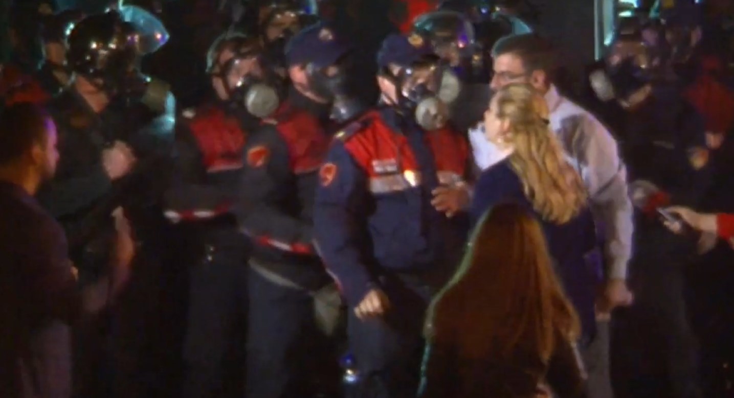 Albana Vokshi nuk përmbahet pas arrestimit të Sait Dollapit, iu vërsulet policëve: Qelbësira, legena, kujt i gjuani ju Albana Vokshi nuk përmbahet pas arrestimit të Sait Dollapit, iu vërsulet policëve: Qelbësira, legena, kujt i gjuani ju