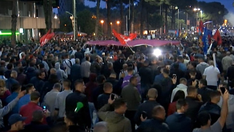 Ambasada SHBA: Akti i papranueshëm! Policia u vu në shënjestër të mjeteve piroteknike Ambasada SHBA: Akti i papranueshëm! Policia u vu në shënjestër të mjeteve piroteknike