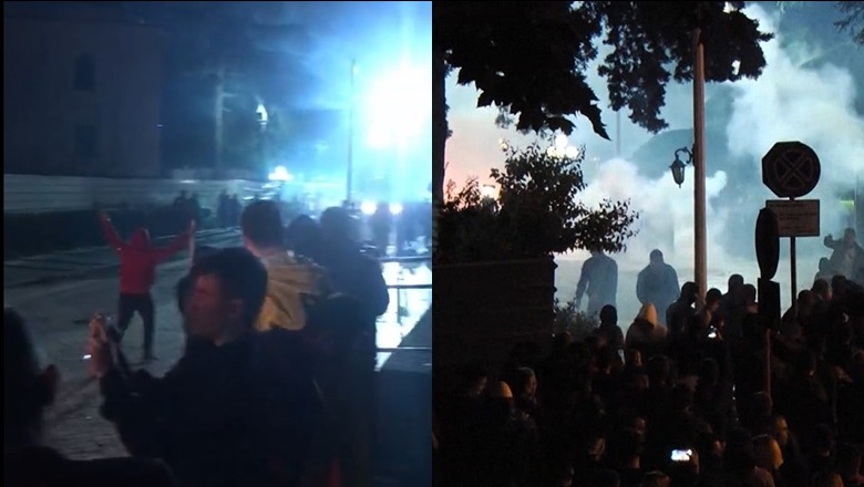 Lularët ndërrojnë qimen por jo zakonin: Me kapuçë dhe bluza në kokë hedhin kapsolla të fuqishëm drejt Kuvendit! Lularët ndërrojnë qimen por jo zakonin: Me kapuçë dhe bluza në kokë hedhin kapsolla të fuqishëm drejt Kuvendit!