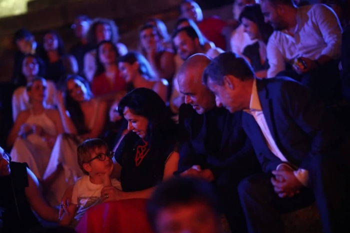 Ndërkohë që i pandehuri me disa akuza Basha reciton në protestë, shikoni se çfarë po bën Rama!