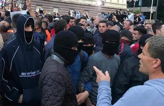 Lulzim! Hiq dorë nga urdhërat që jep për dhunë ndaj institucioneve! Lulzim! Hiq dorë nga urdhërat që jep për dhunë ndaj institucioneve!