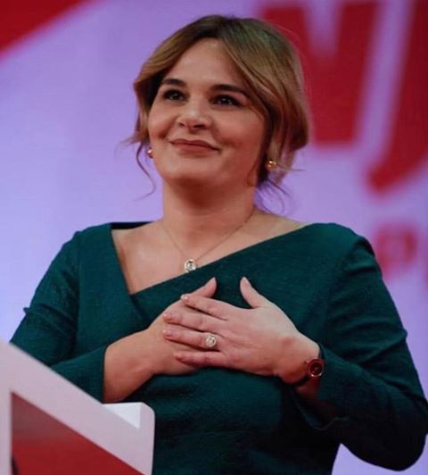 Ja çfarë i bëjnë Monikës qytetarët pasi i’u “qau hallin” duke i’u drejtuar popullit me “dorë në zemër”! Ja çfarë i bëjnë Monikës qytetarët pasi i’u “qau hallin” duke i’u drejtuar popullit me “dorë në zemër”!