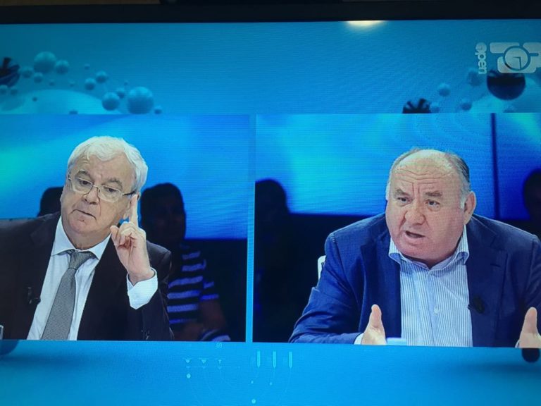 Për “qenlehsit” që duan ta shikojnë Shqipërin tek digjet: “Griseni pasaportën dhe ejani këtu” t’iu shikojmë sa vleni!” Për “qenlehsit” që duan ta shikojnë Shqipërin tek digjet: “Griseni pasaportën dhe ejani këtu” t’iu shikojmë sa vleni!”