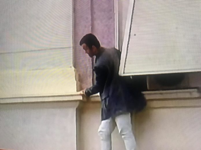 Të stërvitur nga çuni i Fahriut apo nga shpellat: Militantët e PD pas pemëve dhe shtyllave hipin mureve të kuvendit dhe fillojnë cirkun Të stërvitur nga çuni i Fahriut apo nga shpellat: Militantët e PD pas pemëve dhe shtyllave hipin mureve të kuvendit dhe fillojnë cirkun