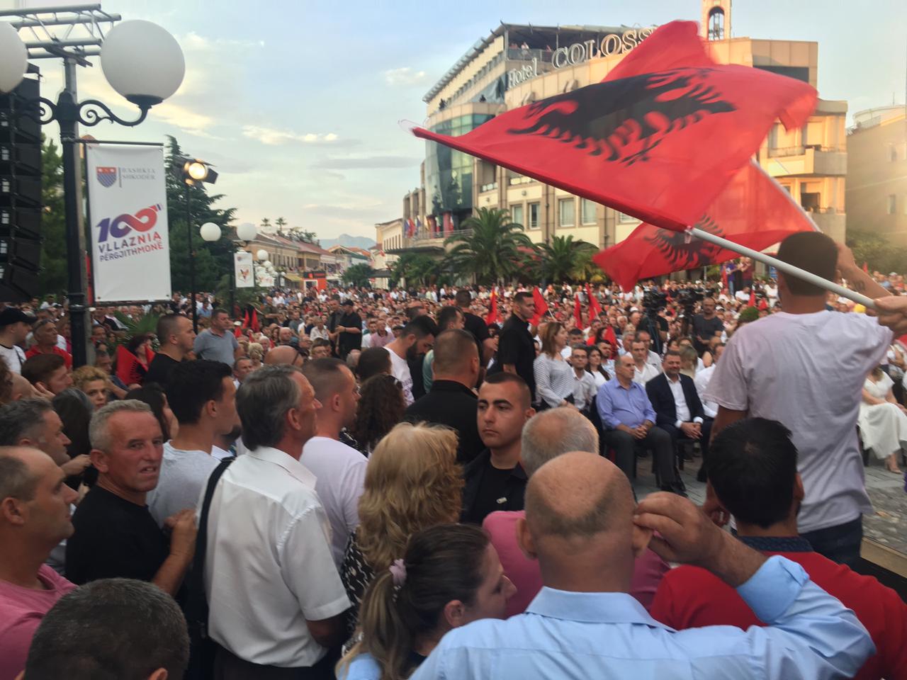 Ja si e pret Shkodra kryeministrin Rama, ndërsa Voltana me 40 “petrita” përleshet me policinë! (Foto) Ja si e pret Shkodra kryeministrin Rama, ndërsa Voltana me 40 “petrita” përleshet me policinë! (Foto)